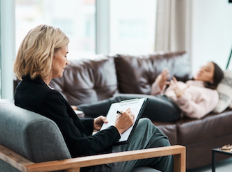 psihoterapija proti negativnim čustvenim stanjem