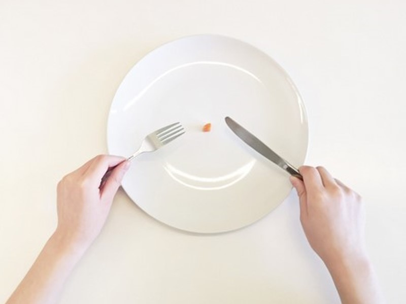 Anoreksija vključuje močno omejevanje kalorij